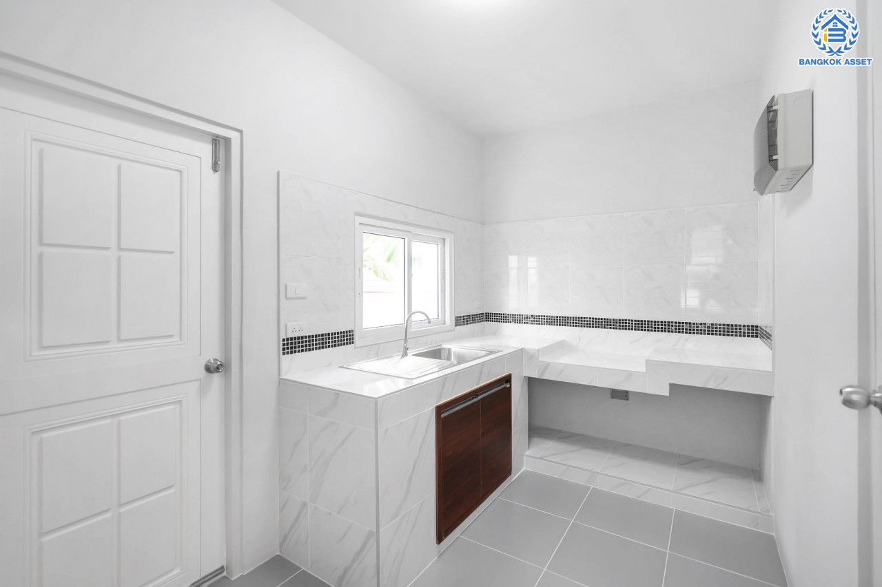 บ้านมือสองตกแต่งใหม่ แบรนด์ Property Perfect ม.เพอร์เฟคเพลส2 ติดถนนราชพฤกษ์ โซนใกล้สวนและทะเลสาบ เนื้อที่ 54.2 ตร.ว. ฟังก์ชัน 3 ห้องนอน 3 ห้องน้ำ จอดรถได้ 2 คัน บนทำเลติดถนนราชพฤกษ์ ใกล้วงเวียนพระราม5 และรถไฟฟ้า "สถานีบางรักน้อยท่าอิฐ"